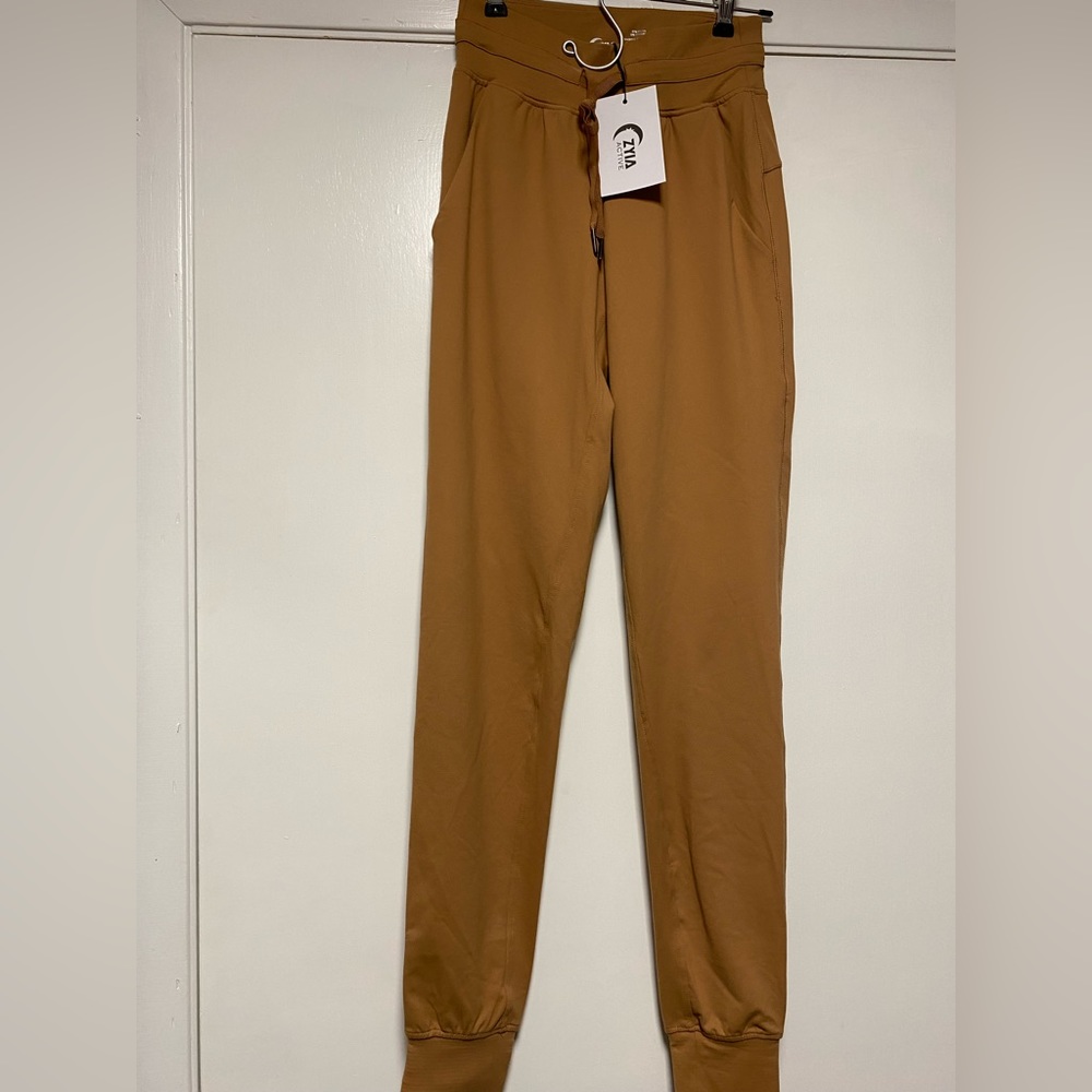 ZYIA Ascend Joggers (camel)